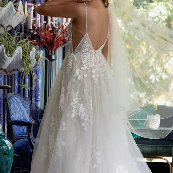 BRAND NEW NEVER WORN! Beautiful Watters wedding dress size 8 - Picture 2 of 5